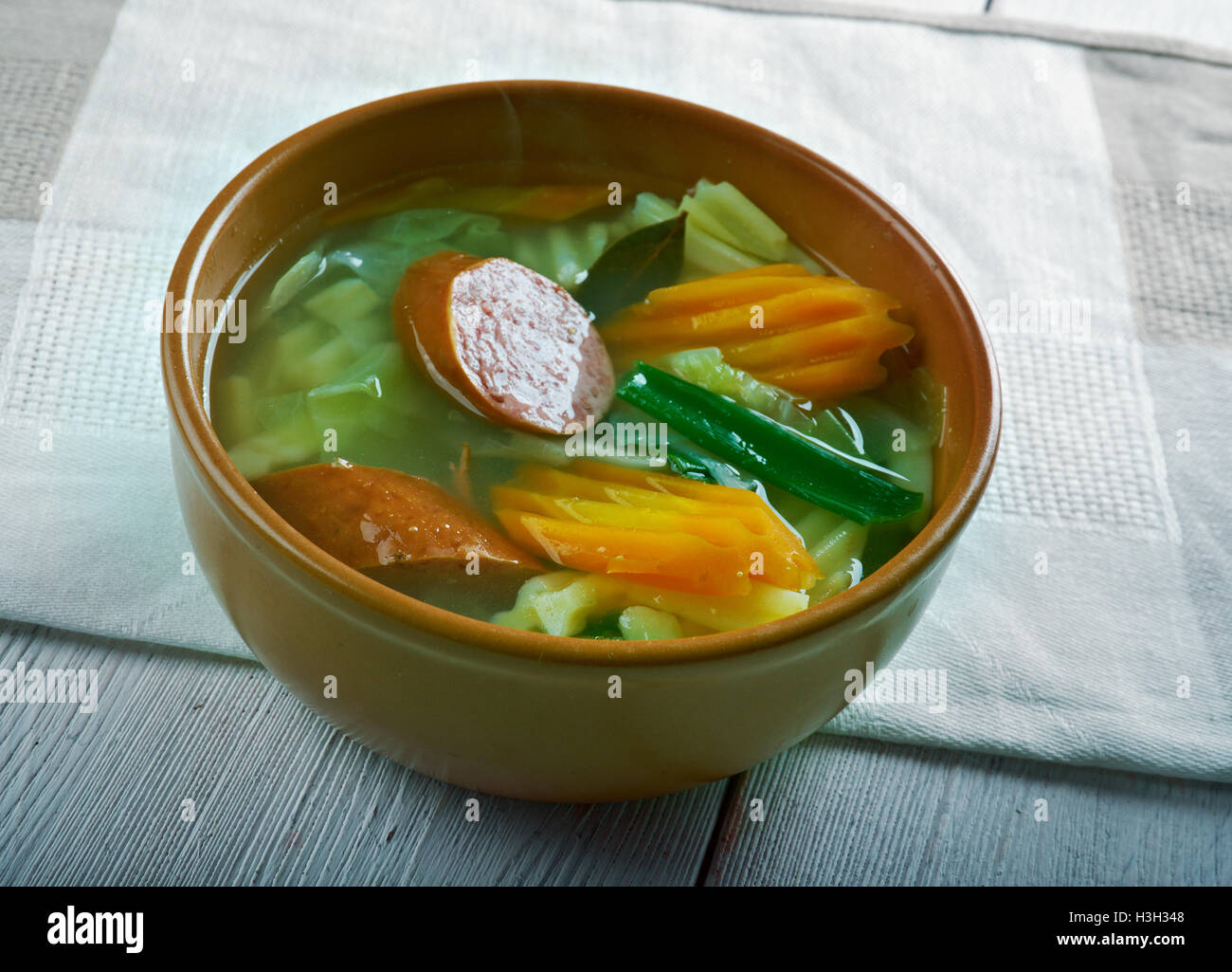 Pitter und Jupp - Tedesco minestra di cavolo verza e salsiccia affumicata Foto Stock