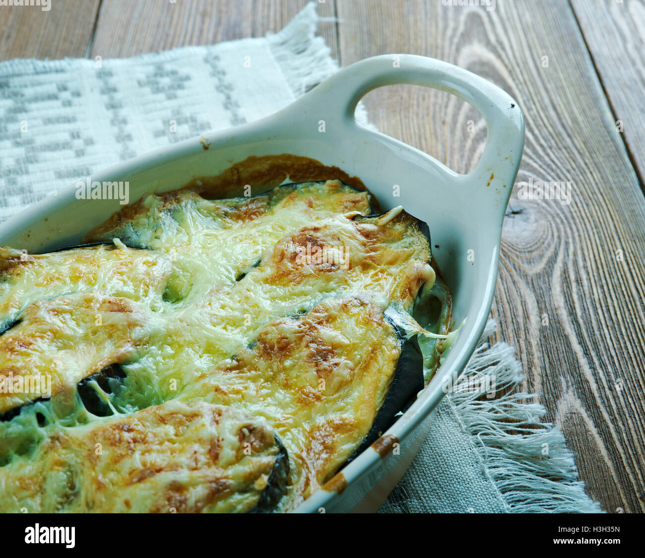 Greco carni stratificata e melanzane casseruola- melitzanes moussaka Foto Stock