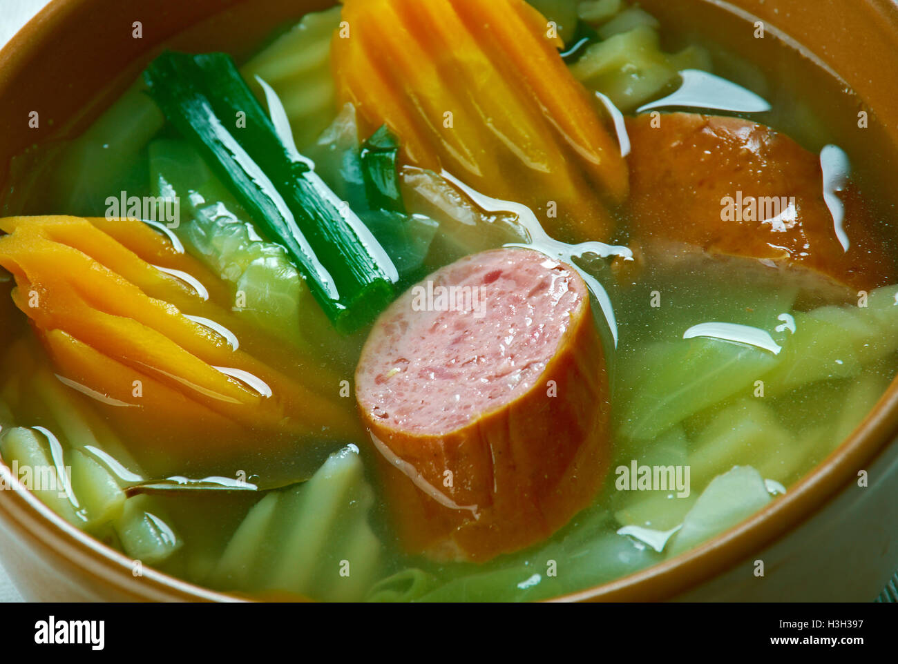 Pitter und Jupp - Tedesco minestra di cavolo verza e salsiccia affumicata Foto Stock