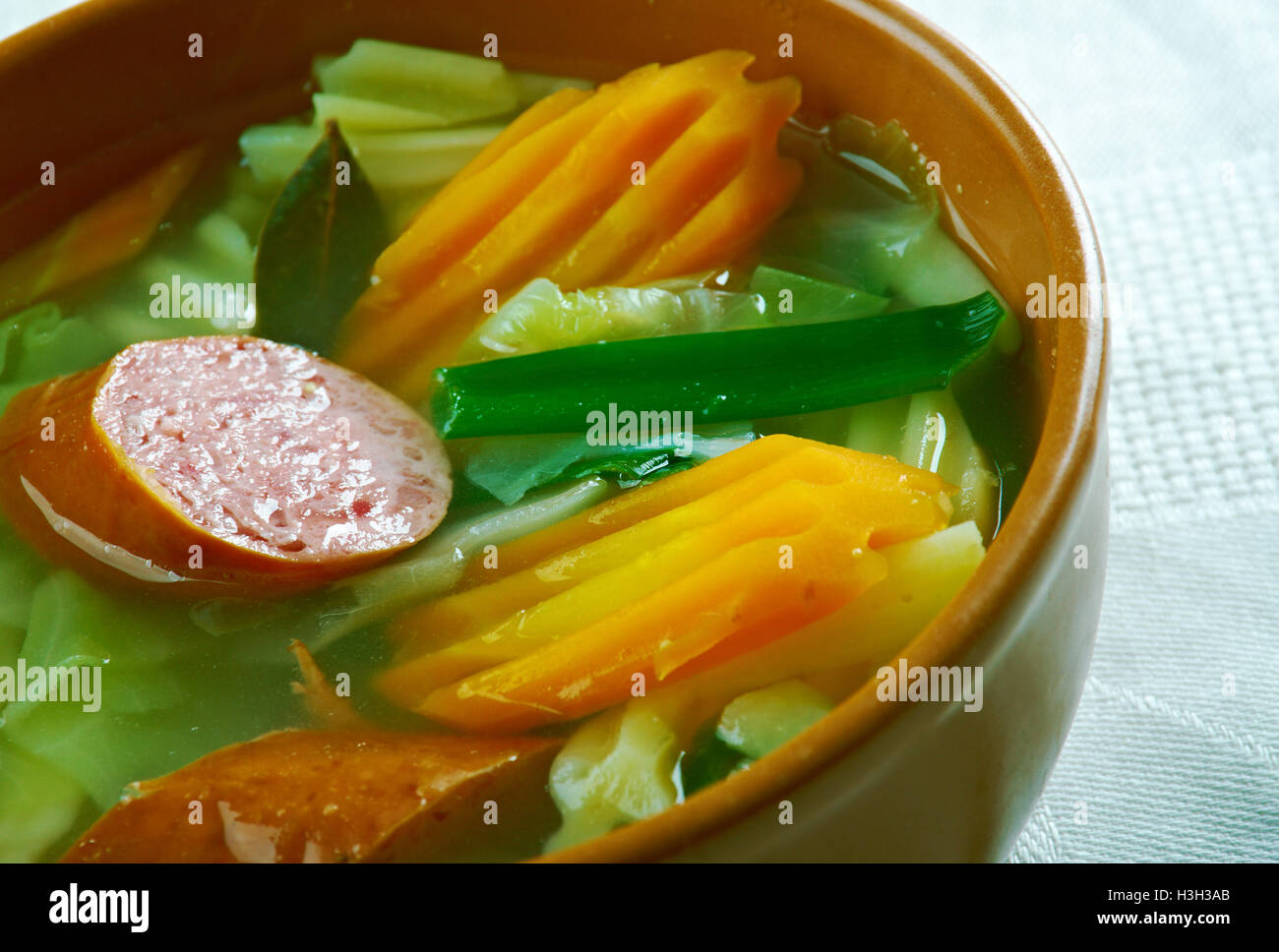 Pitter und Jupp - Tedesco minestra di cavolo verza e salsiccia affumicata Foto Stock