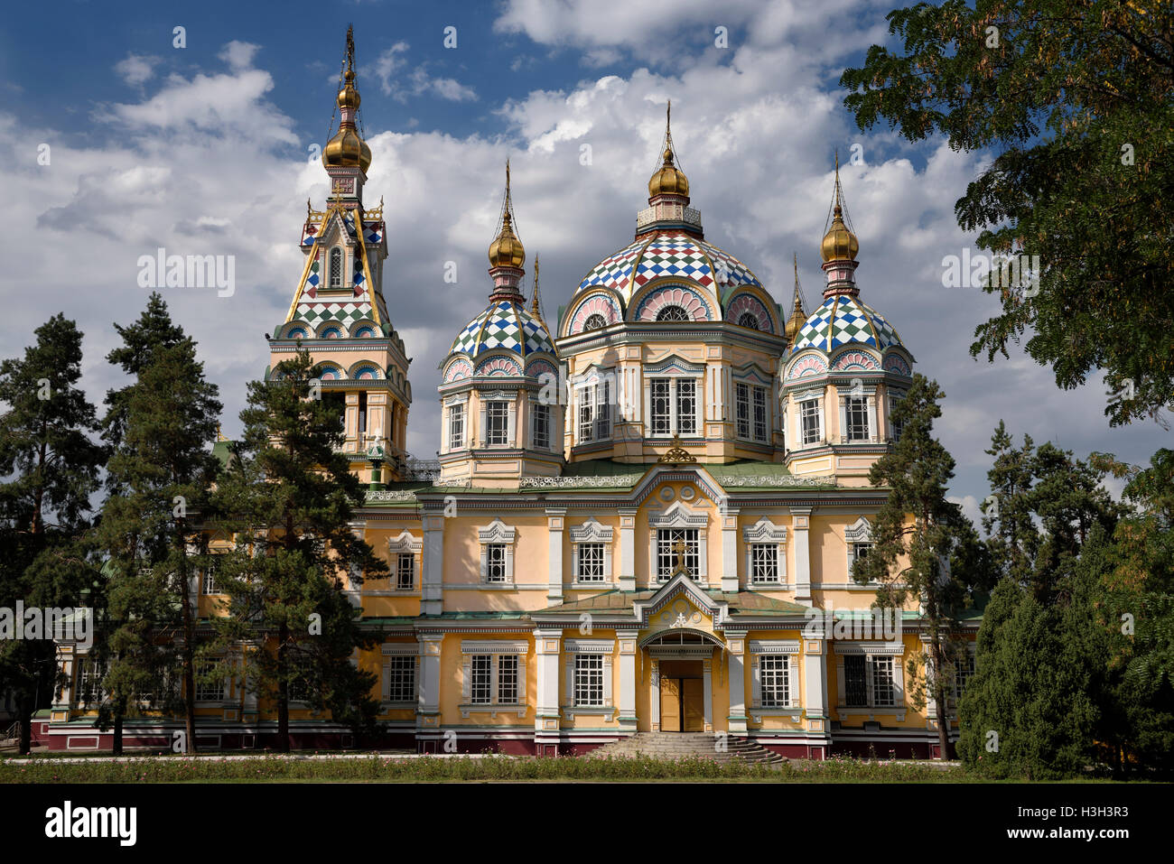 Sul lato sud con ascensione Cattedrale Ortodossa Russa chiesa di legno in Almaty Kazakhstan Foto Stock