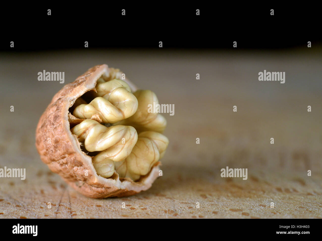 Aperto parzialmente noce inglese Foto Stock