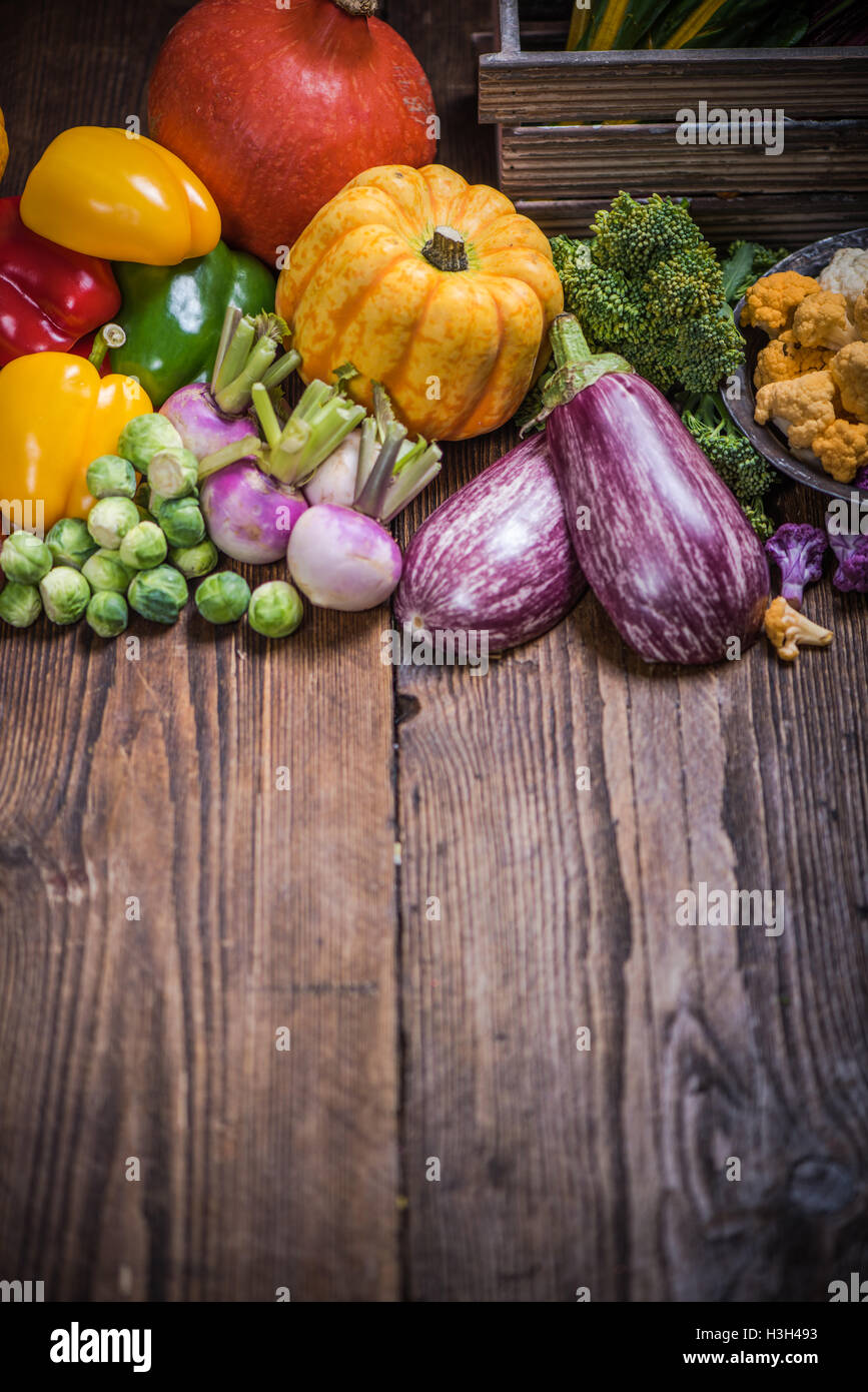 In autunno i prodotti agricoli locali verdure sul tavolo Foto Stock