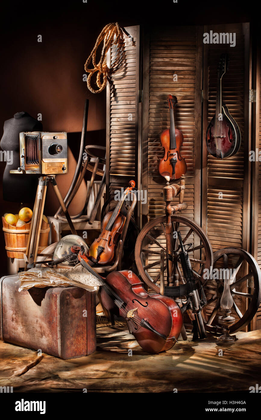 Vecchia macchina fotografica, violini su un sfondo per studio Foto Stock