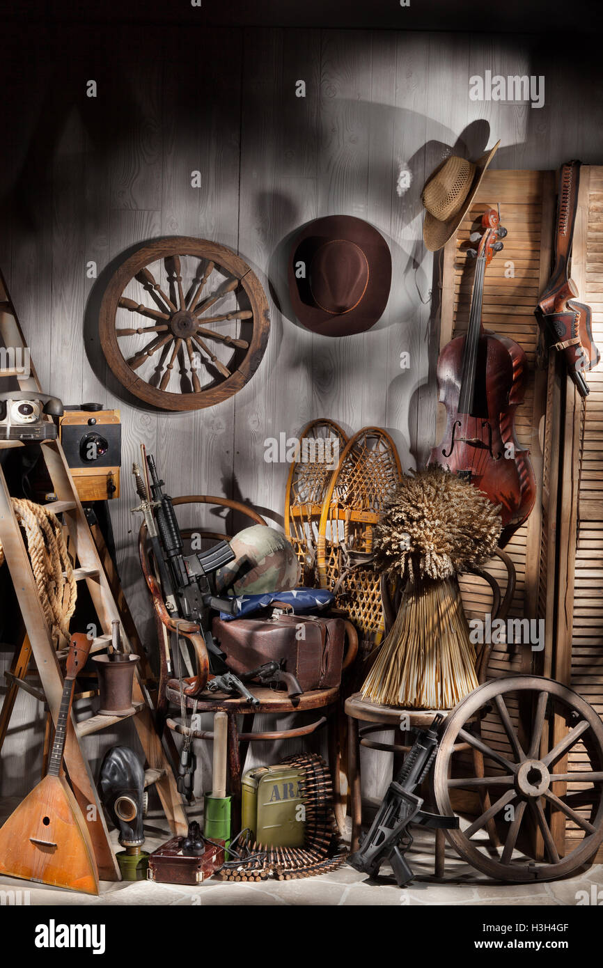 Natura morta con strumenti musicali antichi, cowboy di diversi accessori, armi e attrezzature militari Foto Stock