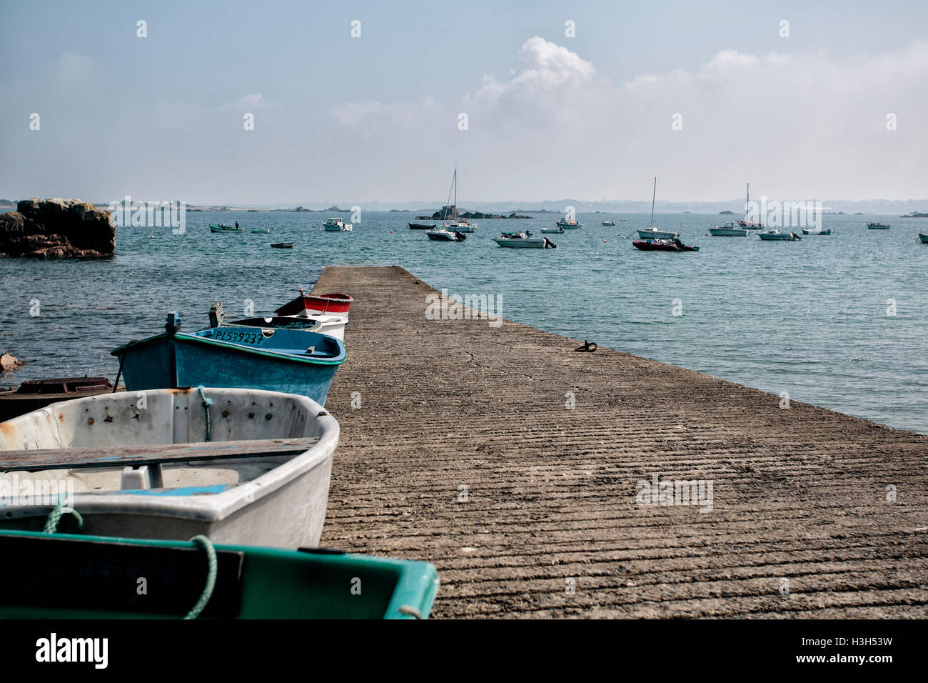 Vista di vecchie barche in Bretagna Francia sulla riva durante la marea di declino Foto Stock