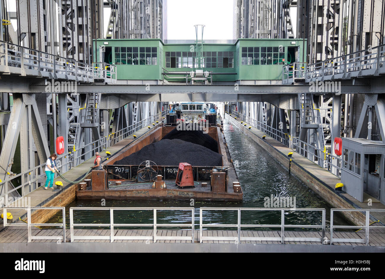 Il carbone barcone sul sollevatore a Niederfinow, Brandeburgo, Germania Foto Stock