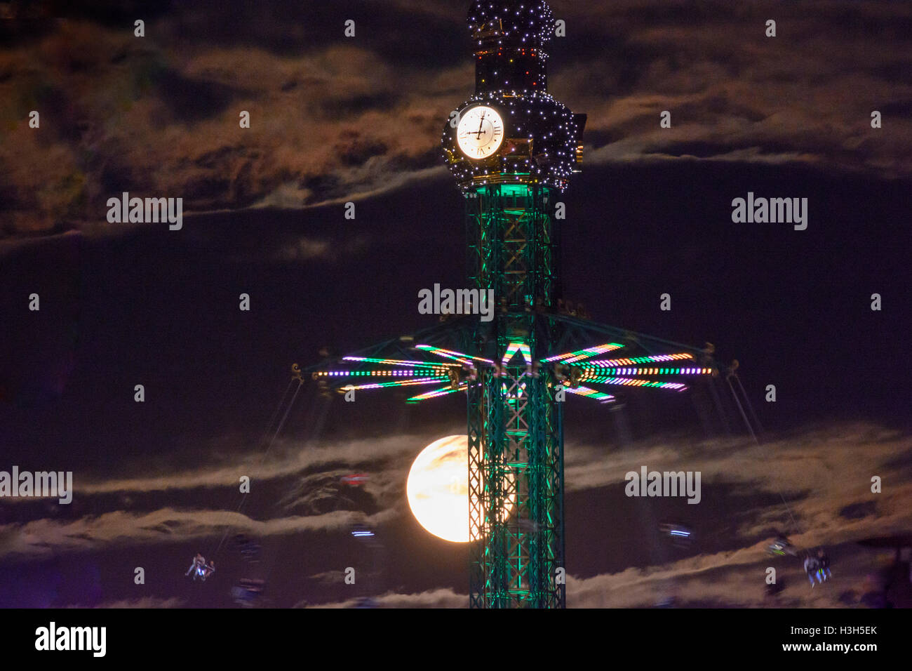 Wien, Vienna: rotazione giostra 'Praterturm' in Prater, notte di luna piena, 02., Wien, Austria Foto Stock