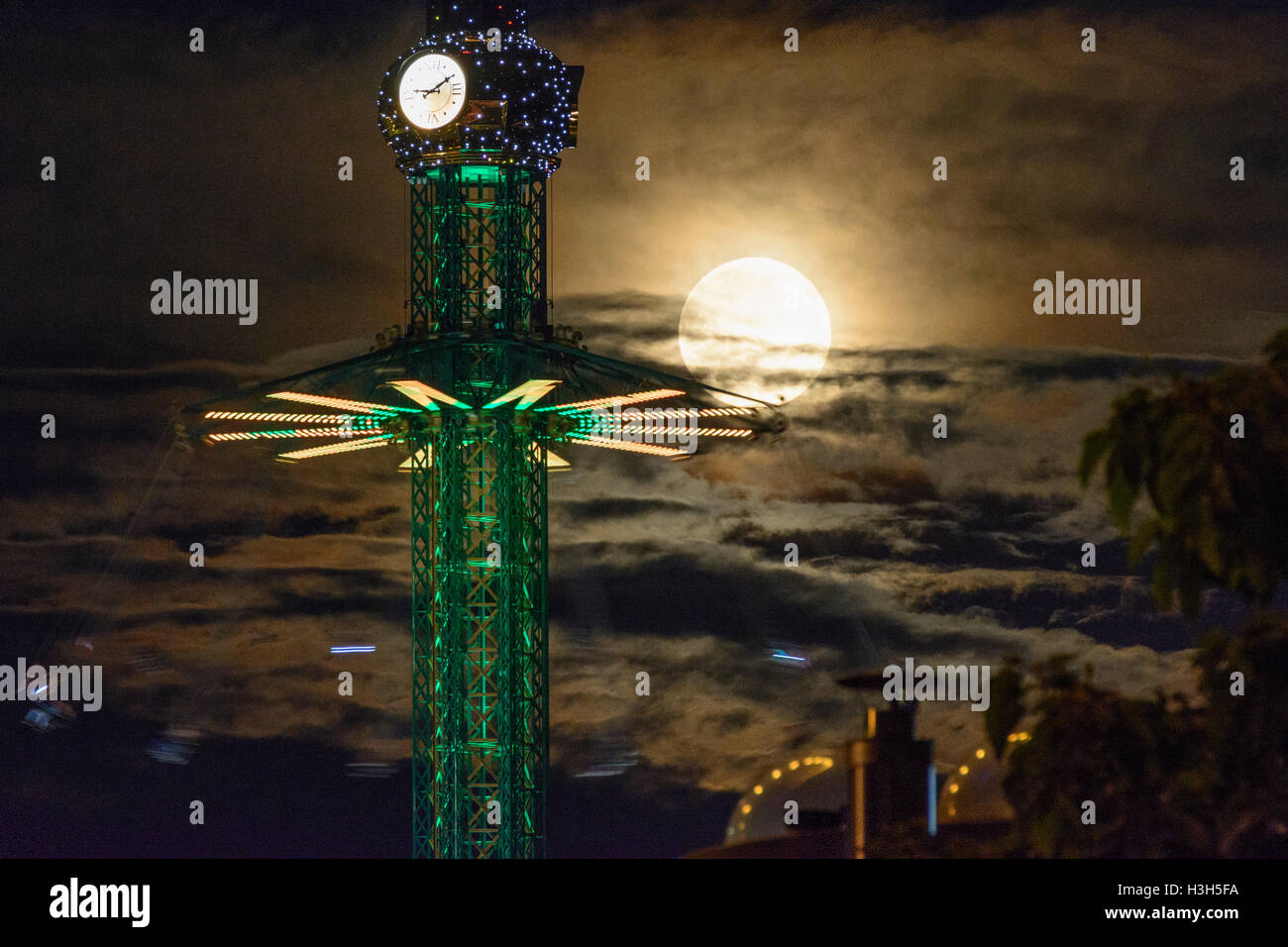 Wien, Vienna: rotazione giostra 'Praterturm' in Prater, notte di luna piena, 02., Wien, Austria Foto Stock