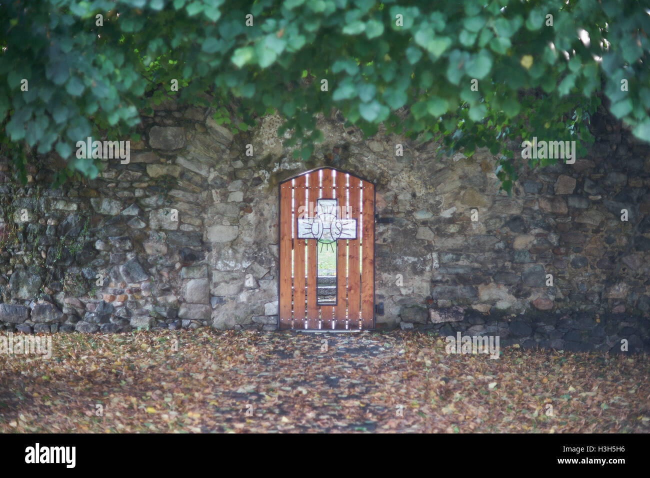 Misteriosa porta laterale per il vecchio cimitero del villaggio ispido Bassa Slesia Foto Stock