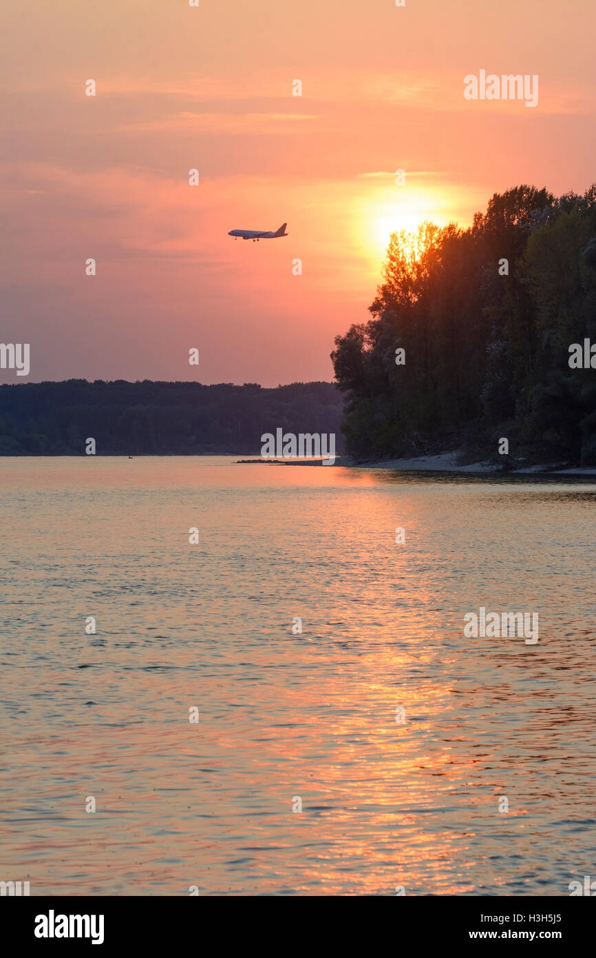 Nationalpark Donauauen, Danube-Auen Parco Nazionale: piano di aeromobili oltre il fiume Danubio al momento dello sbarco in aeroporto di Vienna Donau, Niederö Foto Stock