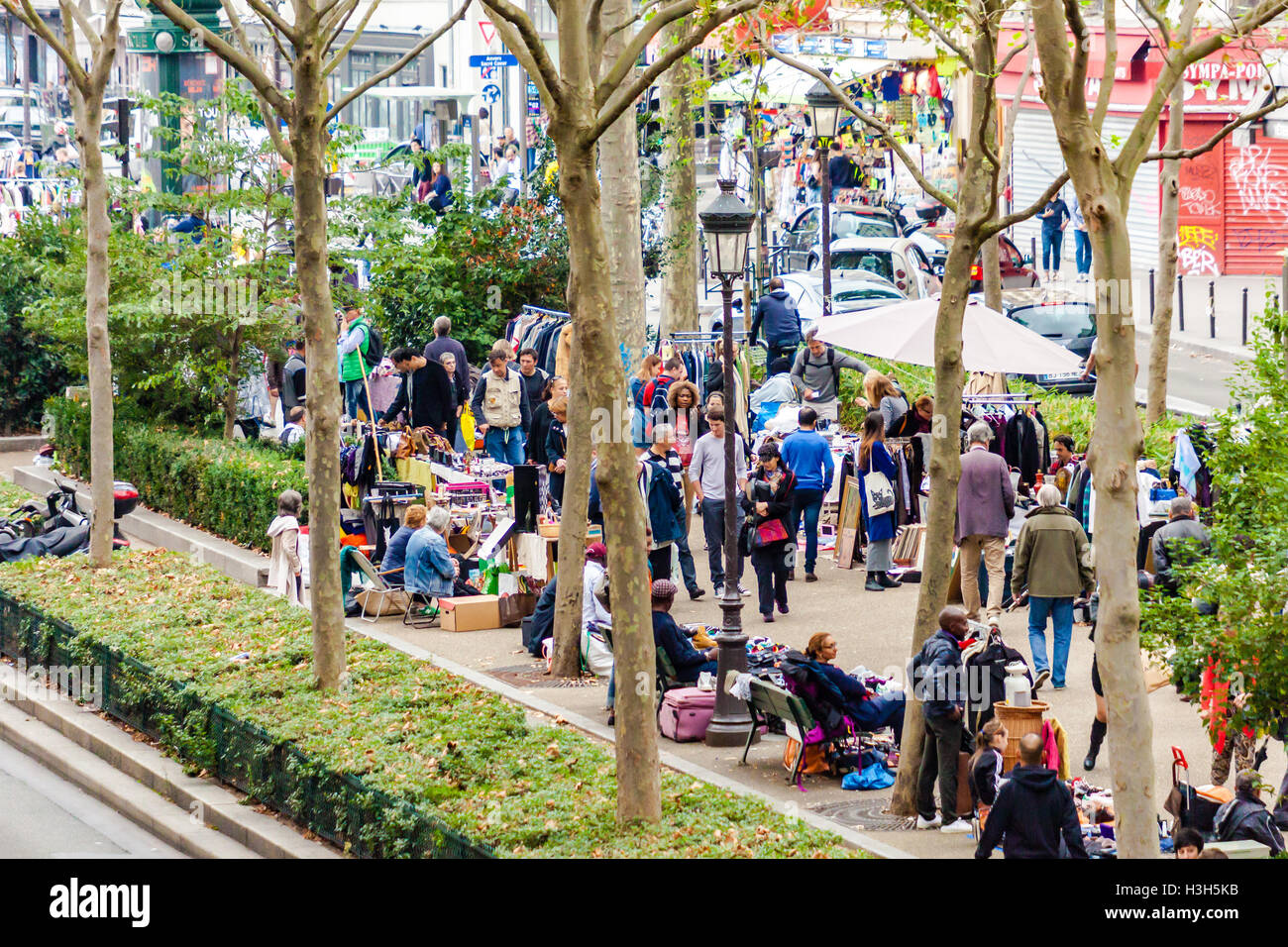 Parigi, Francia - 18 Settembre 2016: le persone in cerca di un buon affare in un mercato delle pulci a Parigi in Boulevard de Rochechouart tra Foto Stock