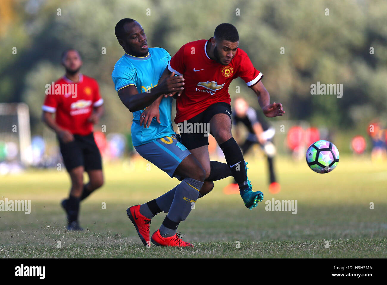 Hacimac (rosso/nero) vs CP due, Hackney & Leyton Domenica League calcio a Hackney paludi il 9 ottobre 2016 Foto Stock