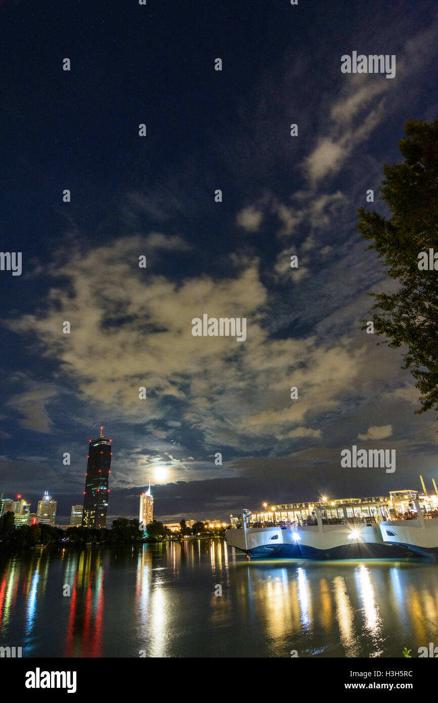 Wien, Vienna: fiume Danubio, Donaucity, DC Tower 1, luna piena, navi da crociera al terminal, 22., Wien, Austria Foto Stock