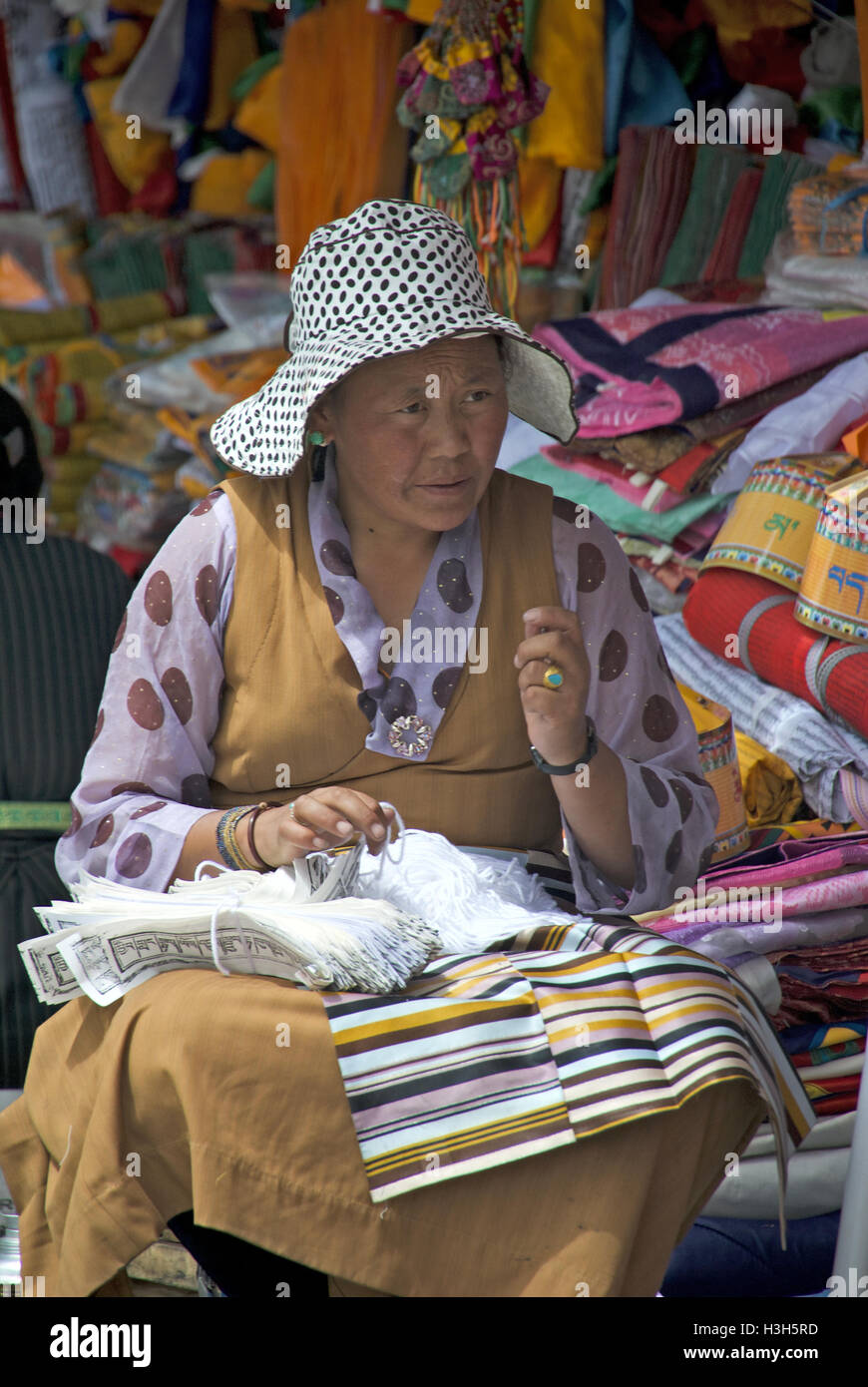 Il Tibetano sarta guadagna vivente abiti di sartoria a Lhasa, in Tibet. Foto Stock