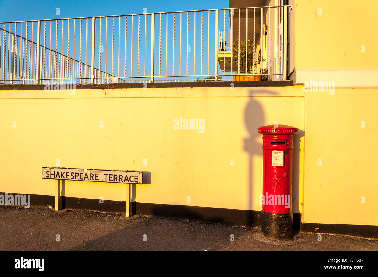 Folkestone, un porto marittimo e resort in Kent, sulla costa sud-est dell'Inghilterra, Regno Unito. La mattina presto. Foto Stock