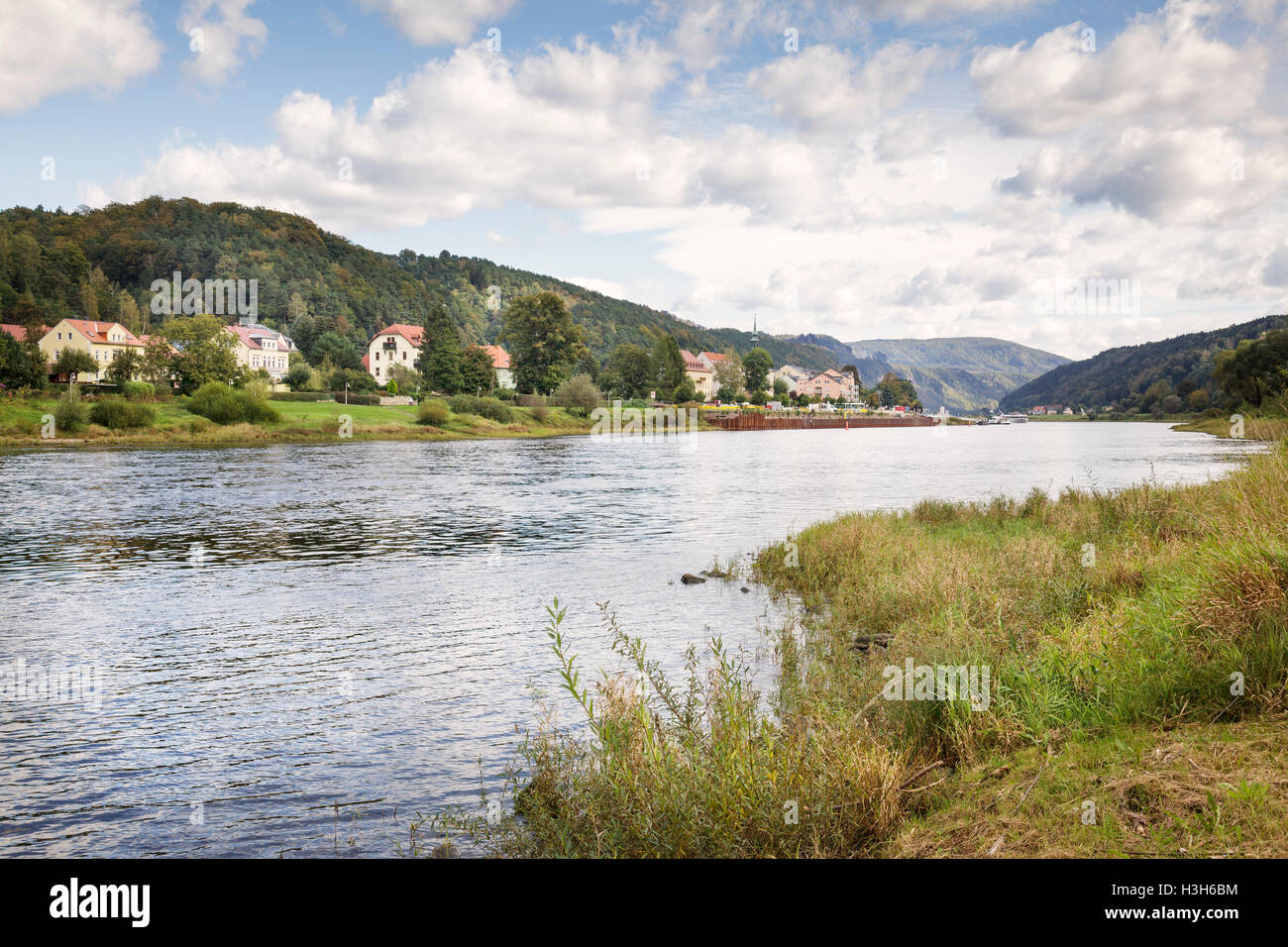 Vista sul fiume Elba a Bad Schandau, Bassa Sassonia, Germania Foto Stock