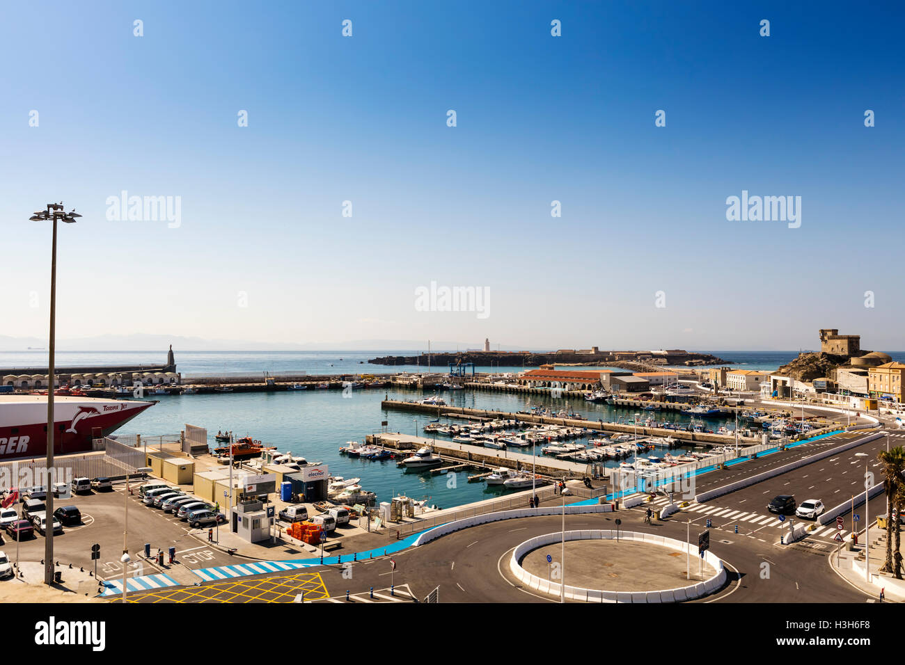 Vista panoramica del porto di Tarifa (Spagnolo: Puerto de Tarifa) un porto commerciale per la pesca e navi passeggeri. Foto Stock