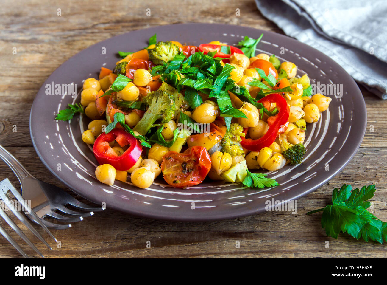 In casa vegetariano piccante stufato con ceci e verdure sulla piastra close up - una sana alimentazione vegetariana Foto Stock