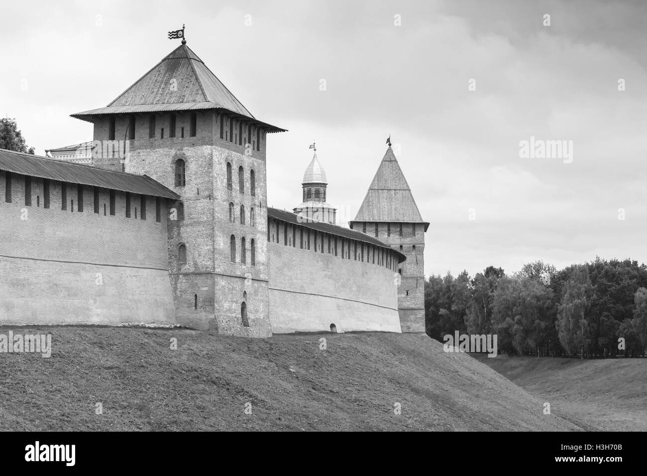 Novgorod Cremlino o Detinets. Banca del fiume Volkhov nella vecchia città russa Veliky Novgorod. Foto in bianco e nero Foto Stock