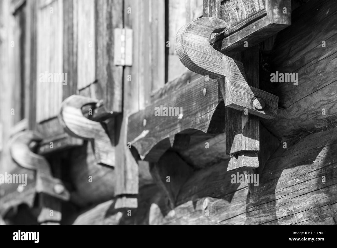 Persiane di legno latch. Tradizionale rurale russo dettagli architettonici. Close up foto in bianco e nero con il fuoco selettivo Foto Stock