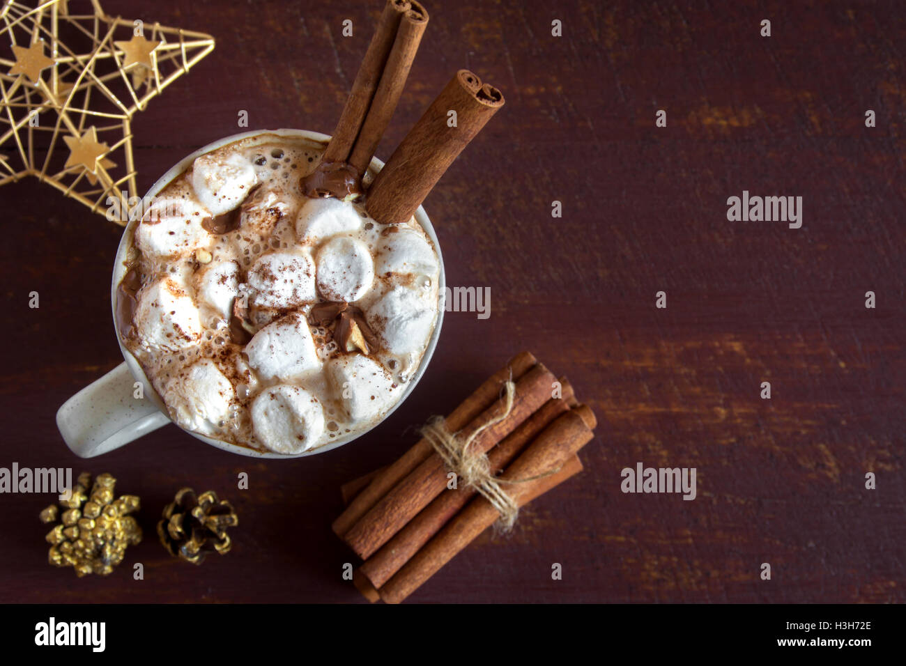 Cioccolata calda con marshmallows, scaglie di cioccolato e bastoncini di cannella - in casa calda bevanda di festa per il Natale e l'inverno Foto Stock