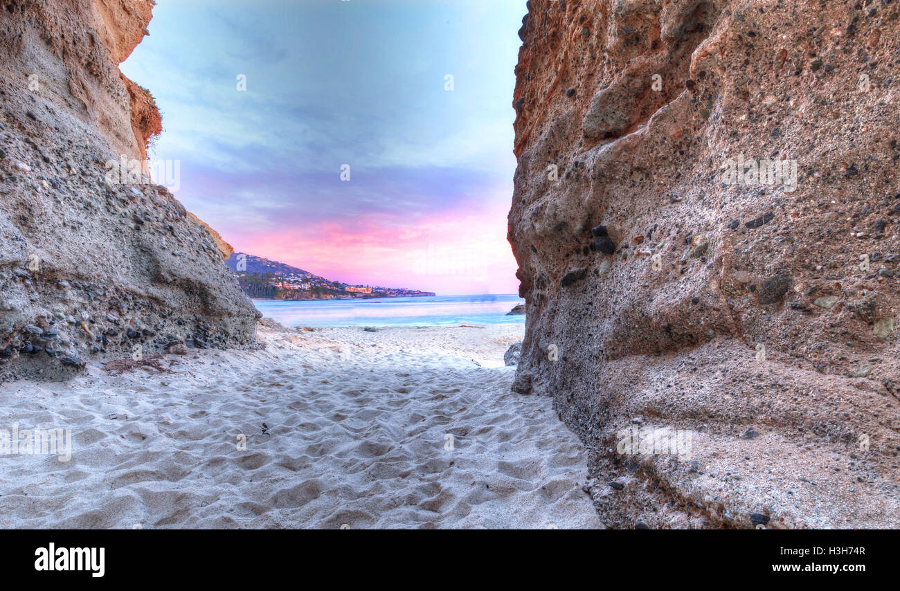 Vista al tramonto del Treasure Island Beach al montaggio in Laguna Beach, California, Stati Uniti Foto Stock