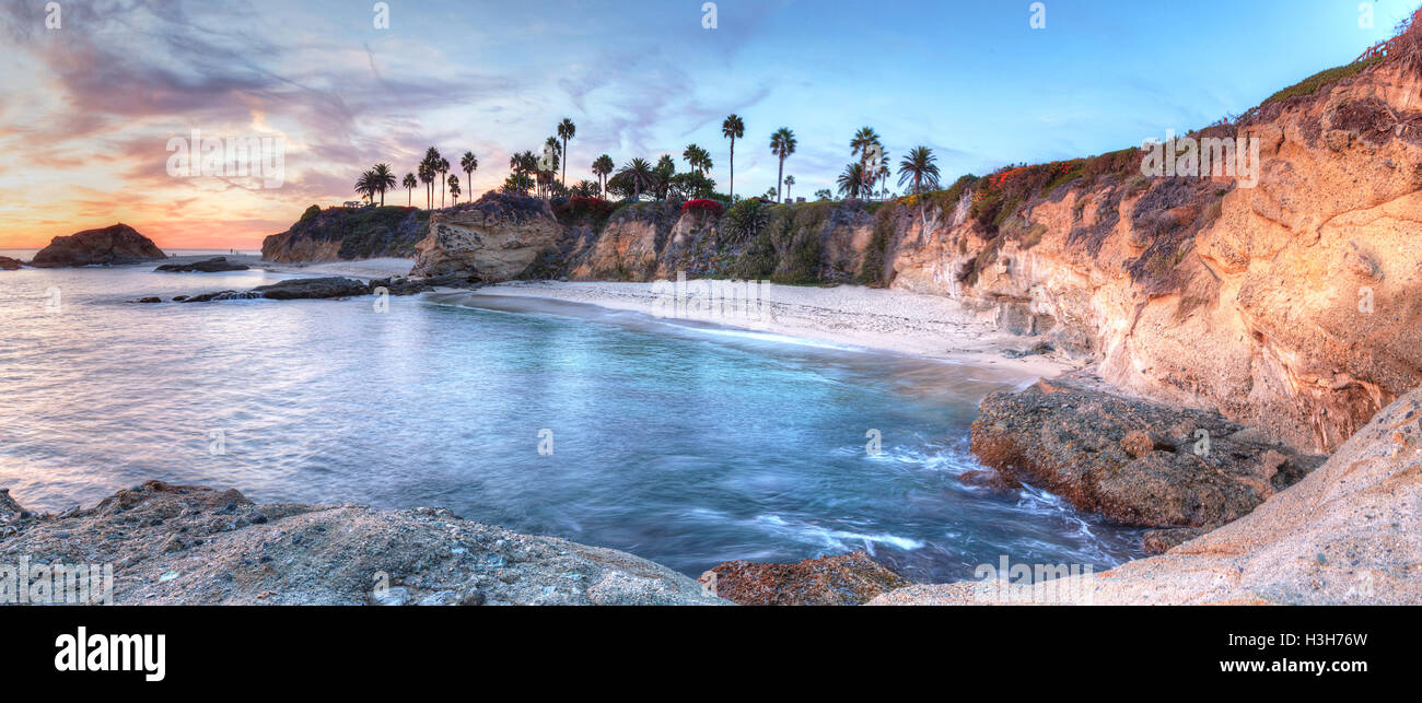 Vista al tramonto del Treasure Island Beach al montaggio in Laguna Beach, California, Stati Uniti Foto Stock