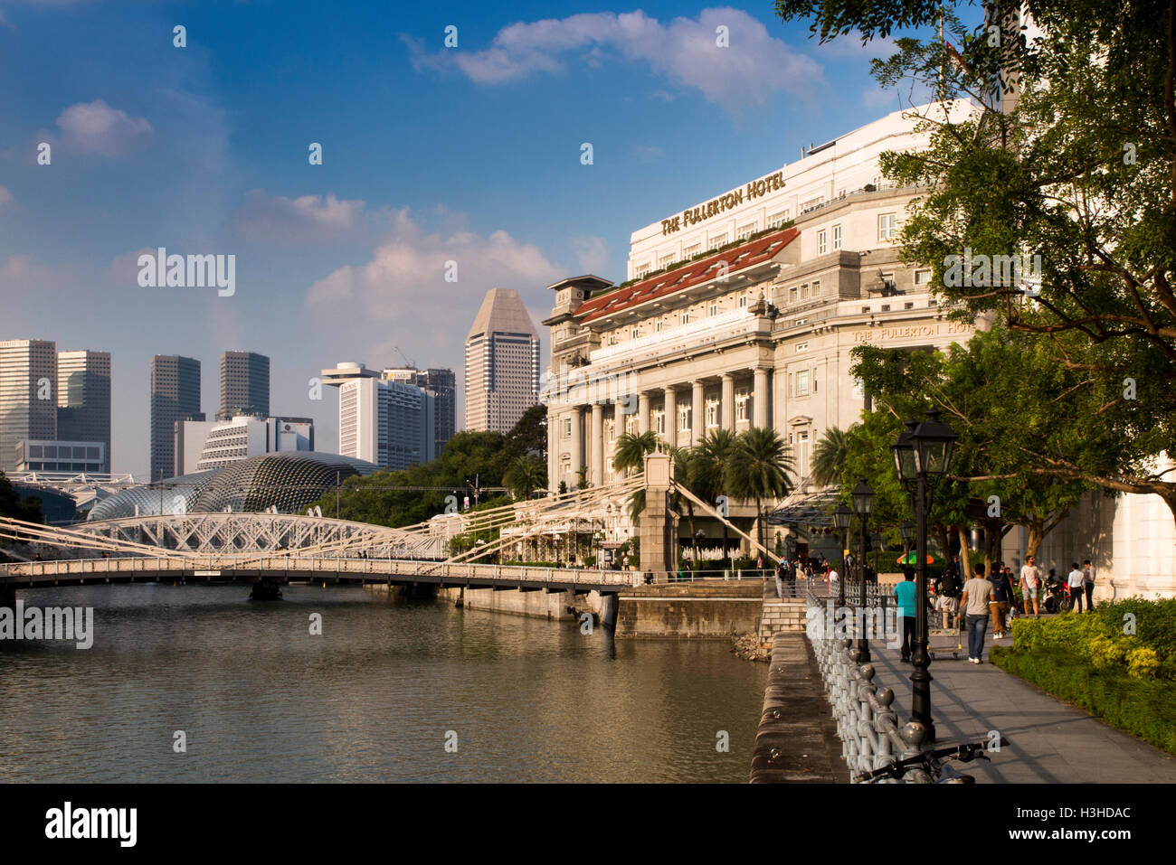 Singapore, Boat Quay, pomeriggio di sole su Fullerton Hotel e Cavenagh Bridge Foto Stock