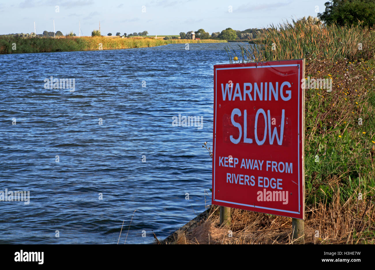 Una spia rossa segno per la barca per il traffico lento dal fiume Bure a Clippesby, Norfolk, Inghilterra, Regno Unito. Foto Stock