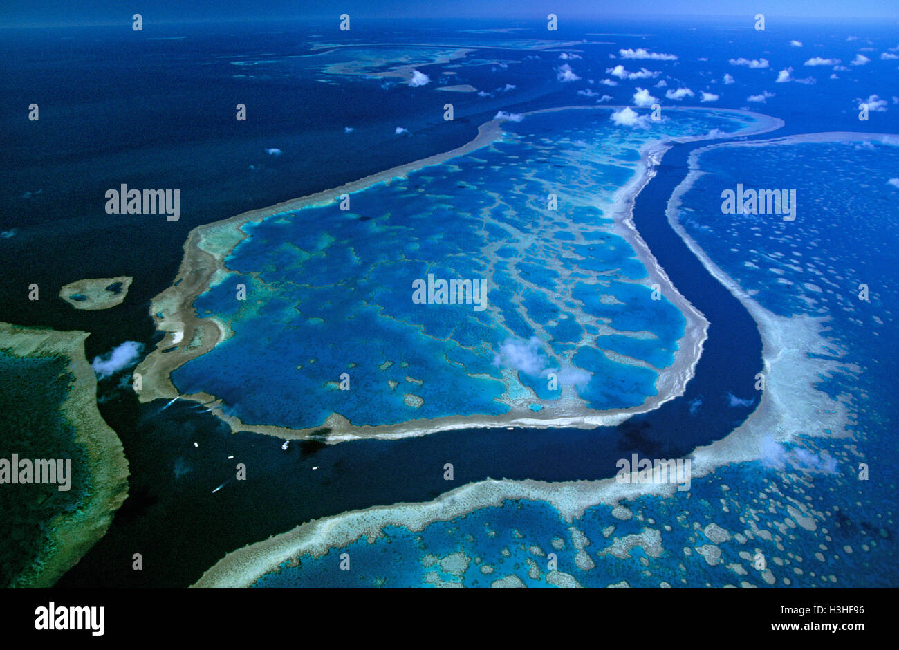 Hardy reef separati dal gancio barriera corallina dal profondo canale di marea. Foto Stock