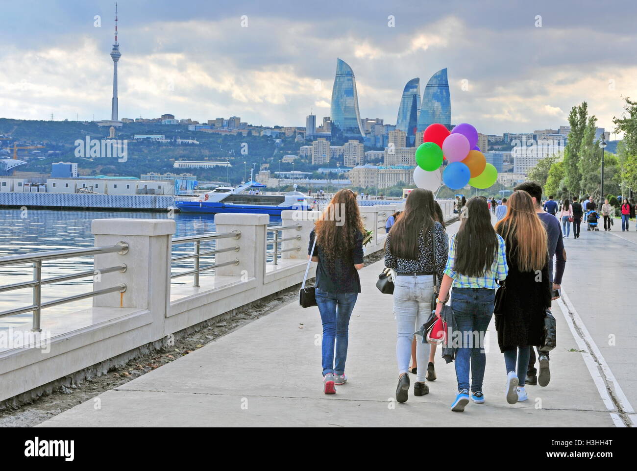 BAKU in Azerbaijan - 25 settembre: la gente va dal lungomare di Baku il 25 settembre 2016. Baku è la capitale e la città più grande di o Foto Stock