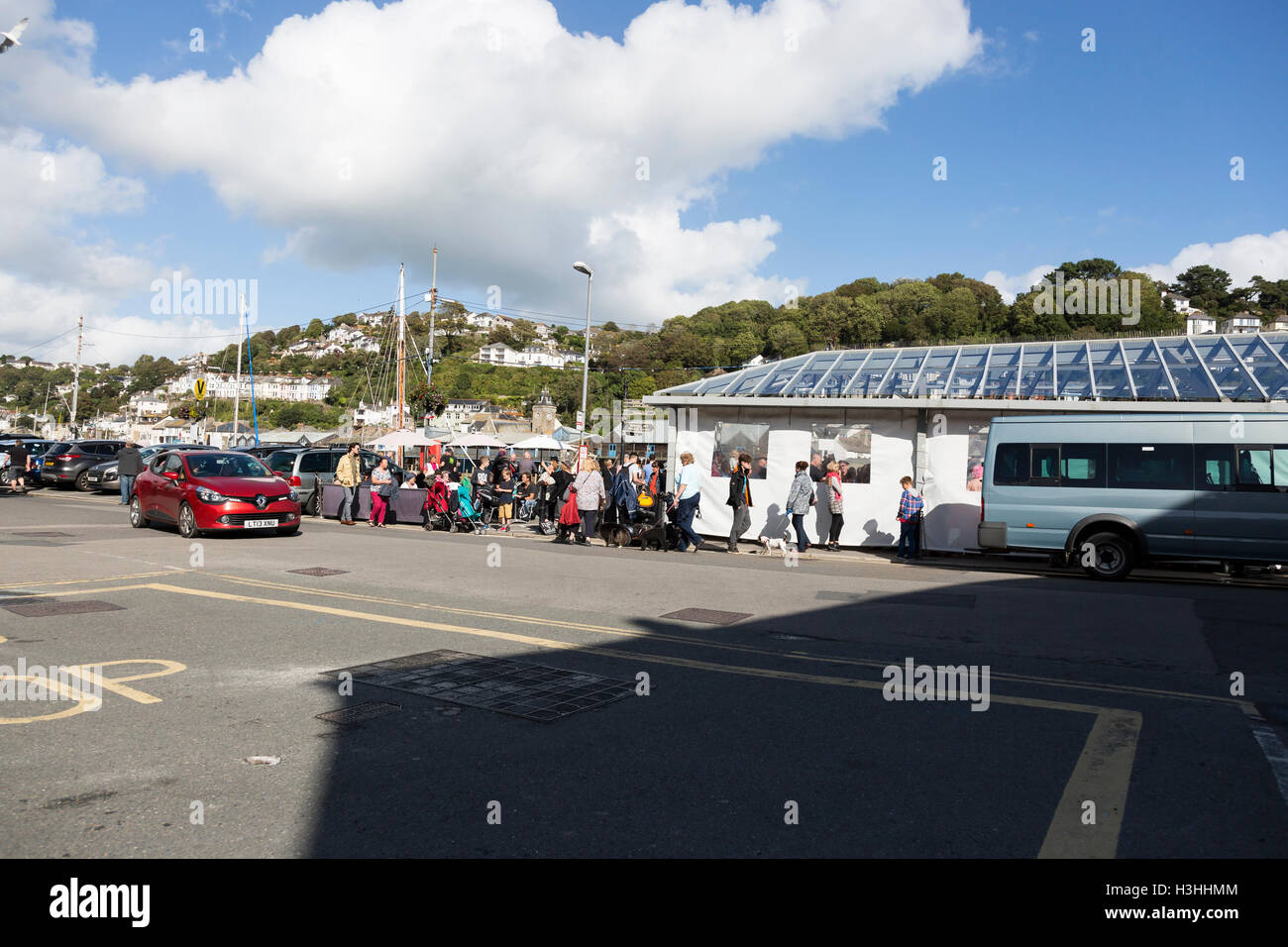 25 settembre 2016 Looe music festival, Cornwall. Fresatura di persone intorno al luogo in cui ascoltare musica Foto Stock
