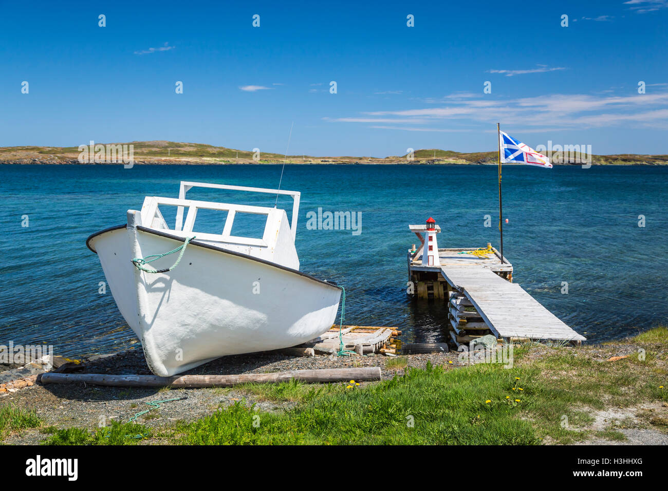 Una barca dock e bandiera Provinciale vicino a San Antonio, Terranova e Labrador, Canada. Foto Stock