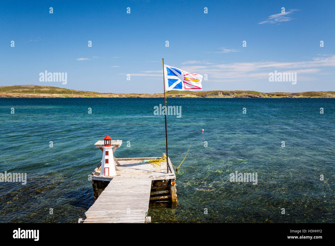 Una barca dock e bandiera Provinciale vicino a San Antonio, Terranova e Labrador, Canada. Foto Stock