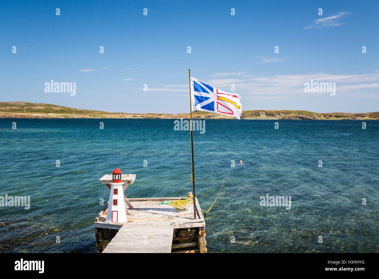 Una barca dock e bandiera Provinciale vicino a San Antonio, Terranova e Labrador, Canada. Foto Stock