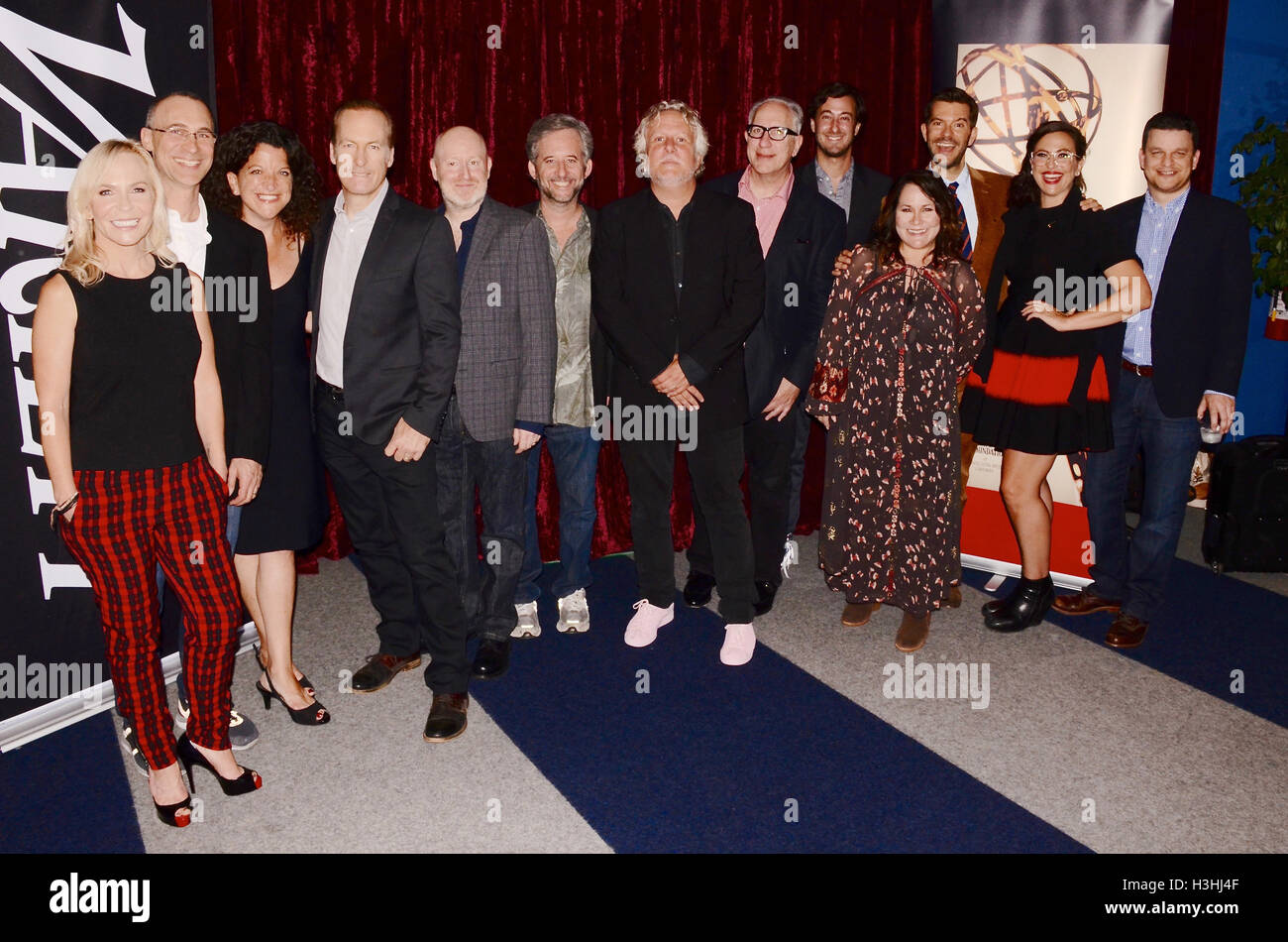 Marti Noxon, Joel campi, Valutazione, Bob Odenkirk, Joe Weisberg, Scott Alexander e Larry Karaszewski, Alex Rubens, Carolyn Omine, Pete Huyck, Sarah Gertrude Shapiro e Alex Gregory assiste la sublime Primetime 2016 panel di discussione con Emmy-nominato redattore Foto Stock