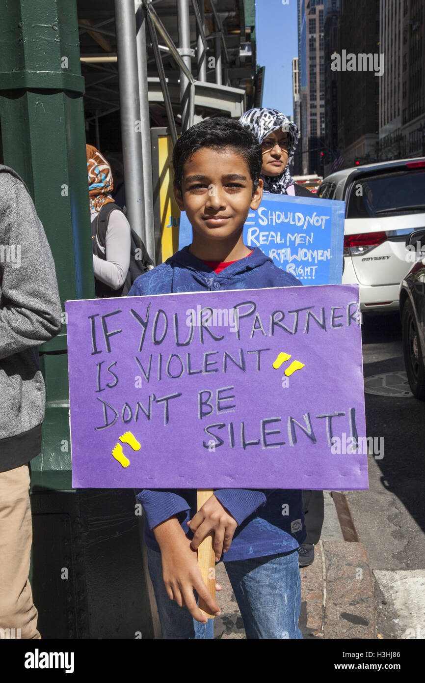 Regno musulmano americano parata del giorno su Madison Avenue a New York City. Gruppo parla di violenza domestica e abusi all'interno delle loro comunità. Foto Stock