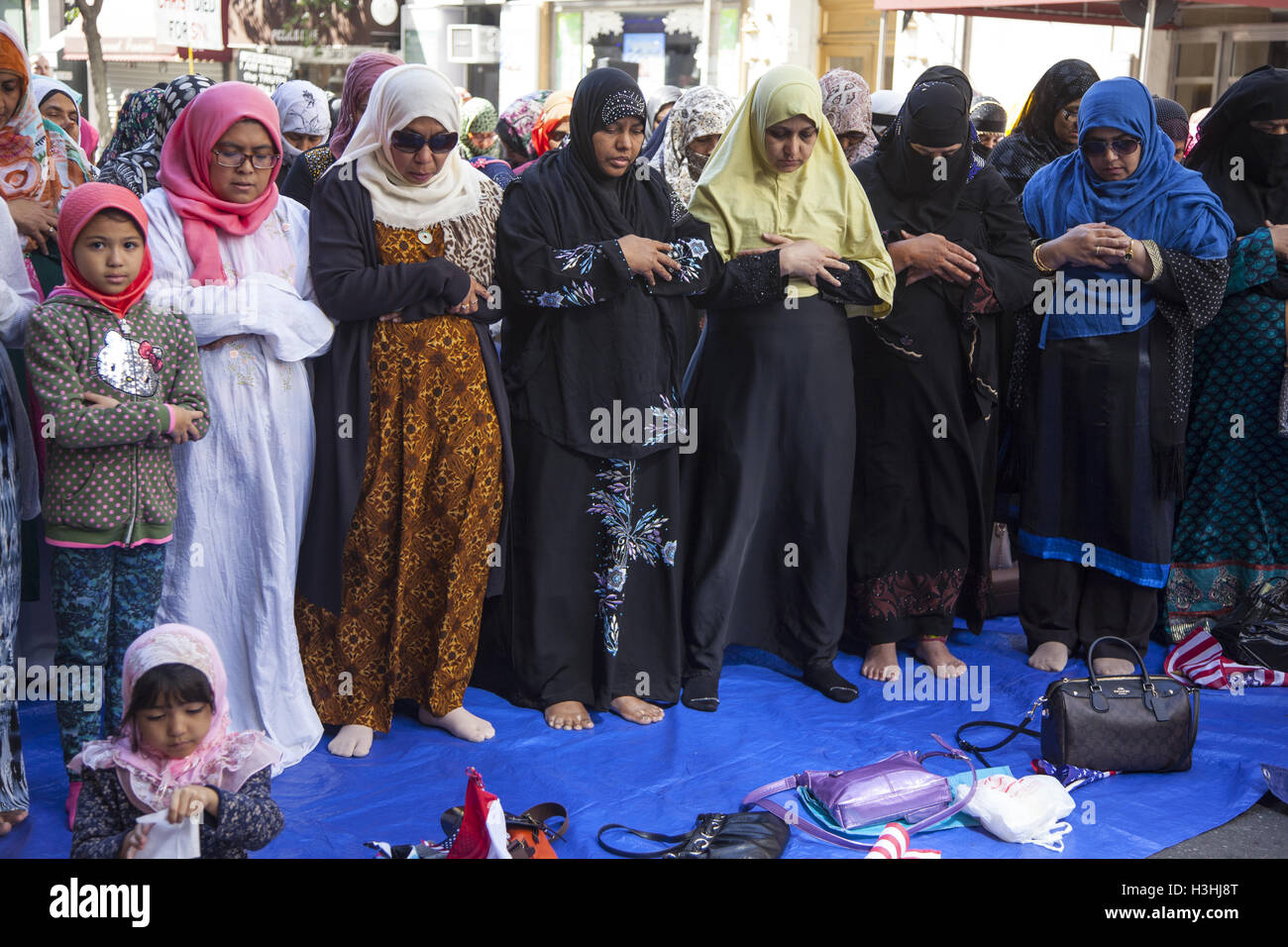 Regno musulmano americano parata del giorno su Madison Avenue a New York City. Le donne musulmane pregare prima della sfilata inizia. Foto Stock