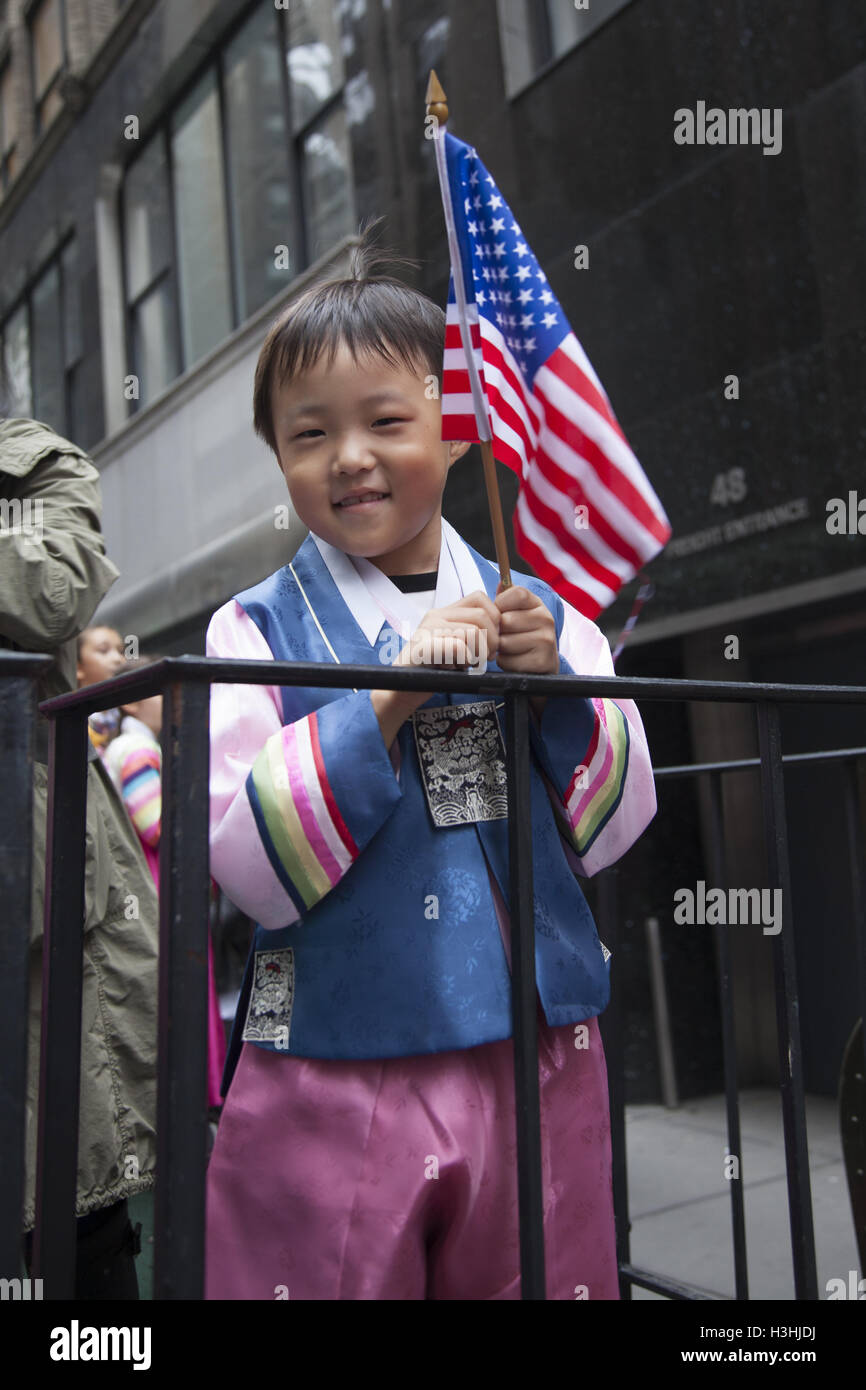 Trentaseiesimo annuale Giornata Coreana Parade & Festival il 6° Avenue in New York City. Felice Koren American Boy in parata Foto Stock