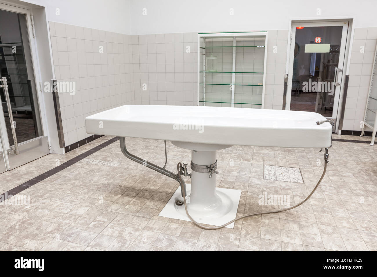 Autopsia tavoli antichi nella morgue in clinica Foto Stock