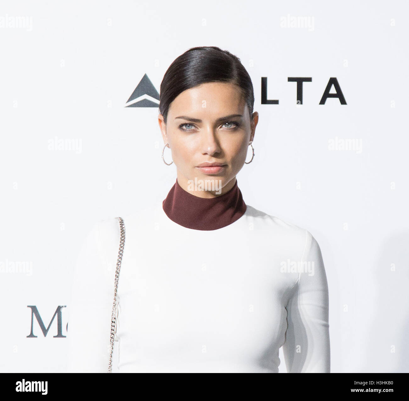 Adriana Lima sul tappeto rosso di amfAR Milano 2016 a La Permanente. Settembre 24, 2016 di Milano, Italia. Foto Stock