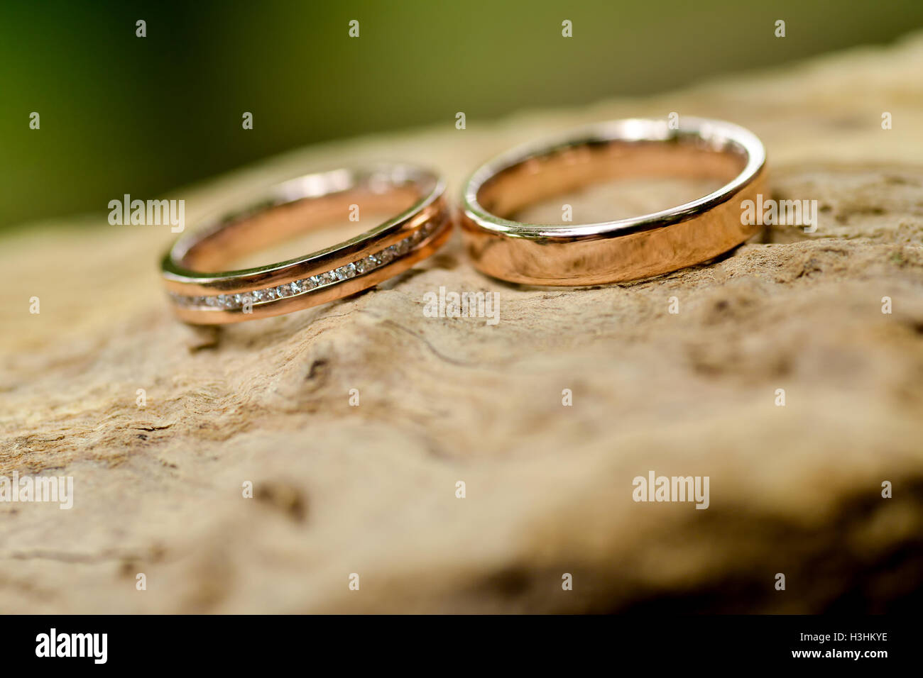 Oro anello di nozze posto su di una superficie di pietra Foto Stock