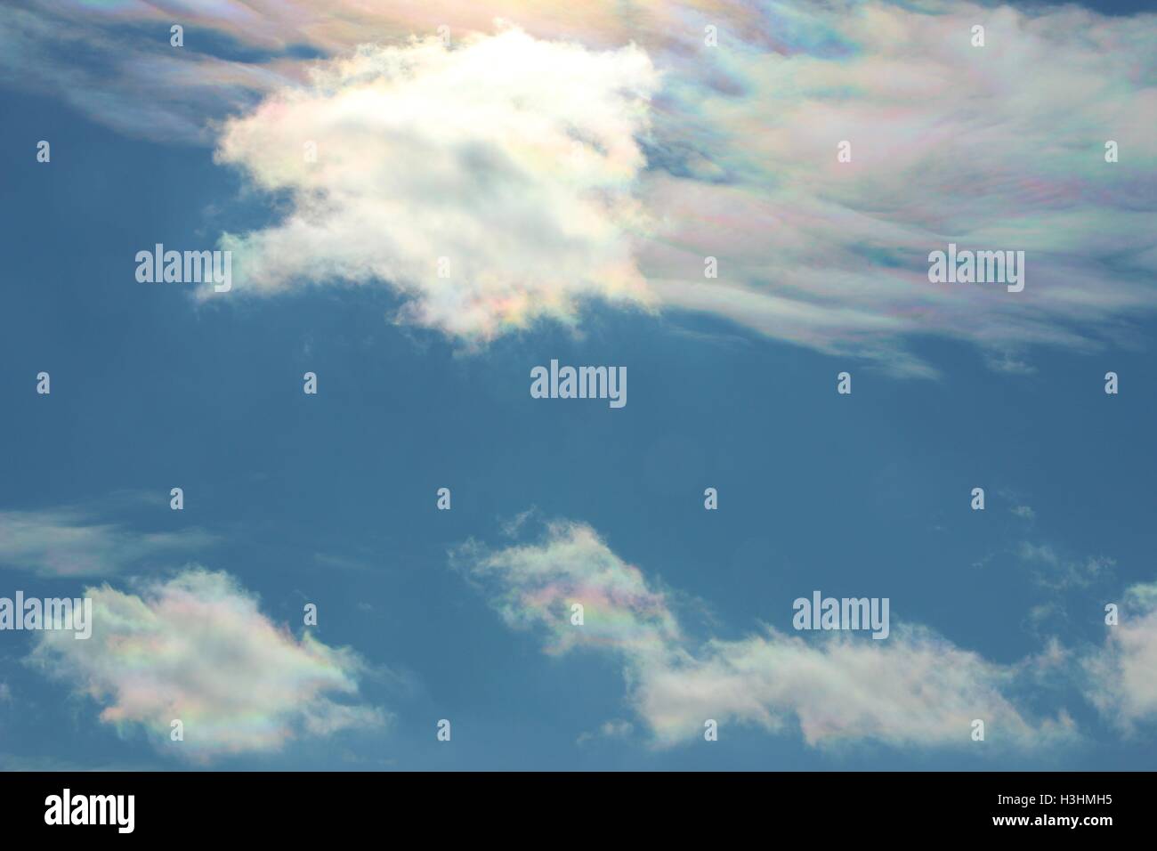 Wispy Rainbow nubi in un freddo inverno blu cielo Foto Stock