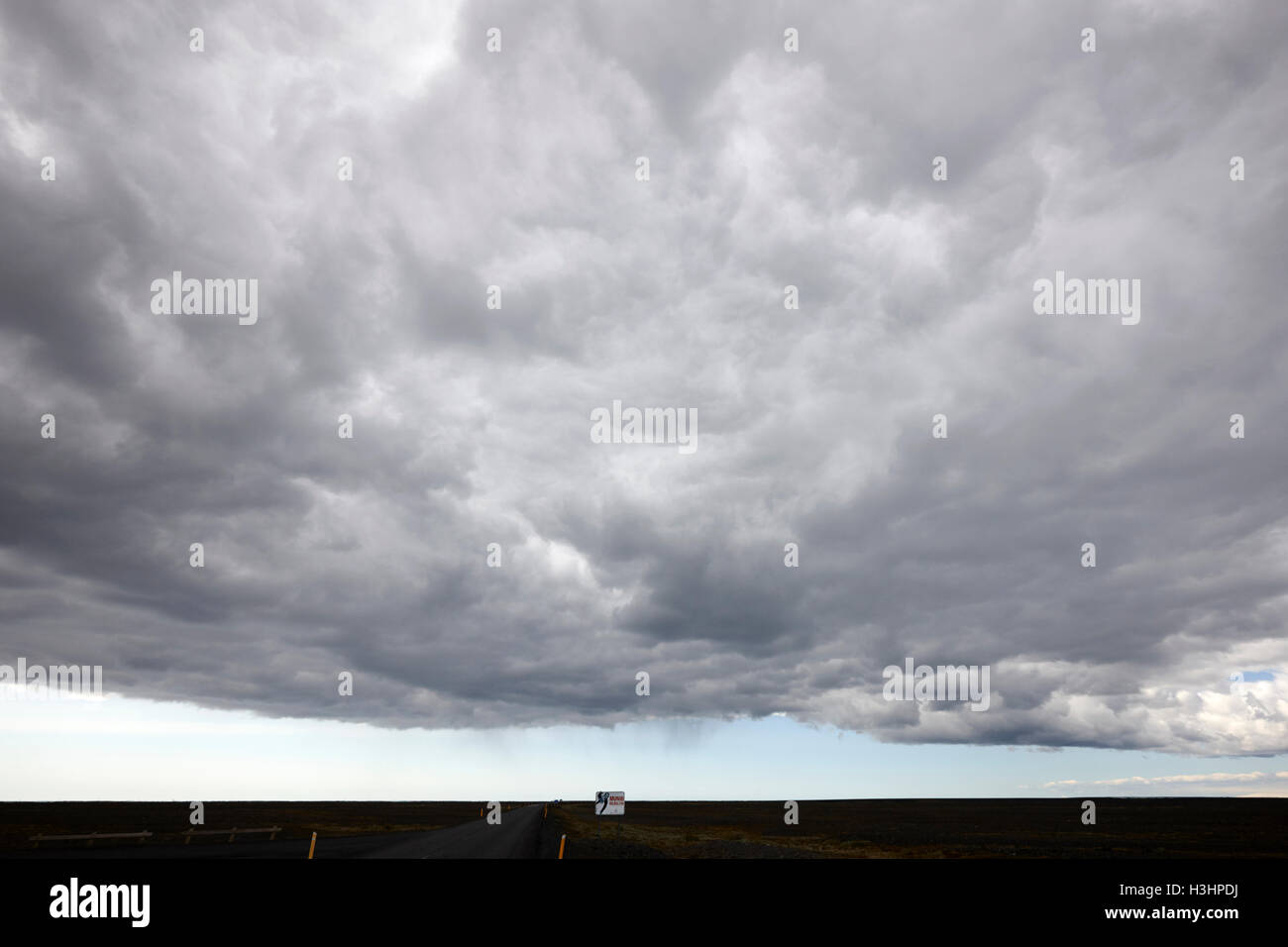 Pioggia nuvole e meteo spostare anteriore sulla ring road hringvegur attraverso la sabbia skeidararsandur pianura meridionale Islanda Foto Stock