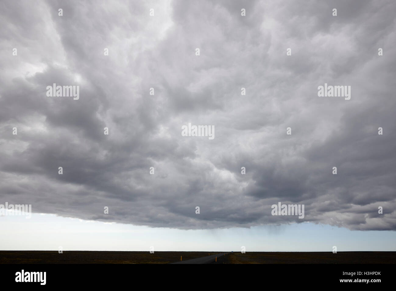 Pioggia nuvole e meteo spostare anteriore sulla ring road hringvegur attraverso la sabbia skeidararsandur pianura meridionale Islanda Foto Stock