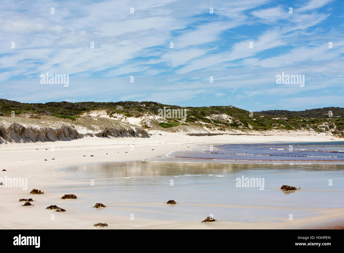 Hanson Bay sulla costa meridionale di Kangaroo Island, Australia meridionale, Australia con un tratto di spiaggia sabbiosa Foto Stock