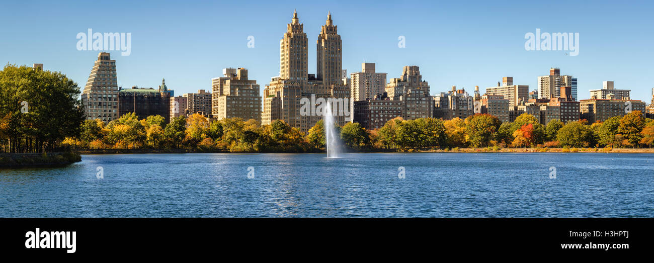 Central Park e Upper West Side con colorati fogliame di autunno attraverso Jacqueline Kennedy Onassis serbatoio. La città di New York Foto Stock