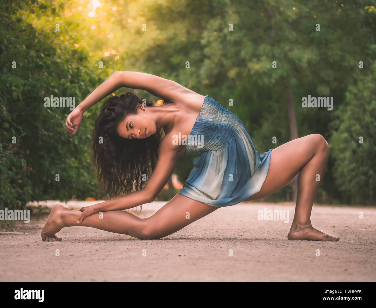 Stretching ballerino su un percorso in un parco Foto Stock
