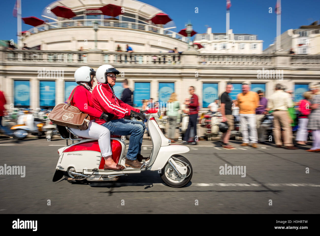 Il Mod Weekender ha attirato migliaia di Brighton questo pomeriggio: Foto Stock